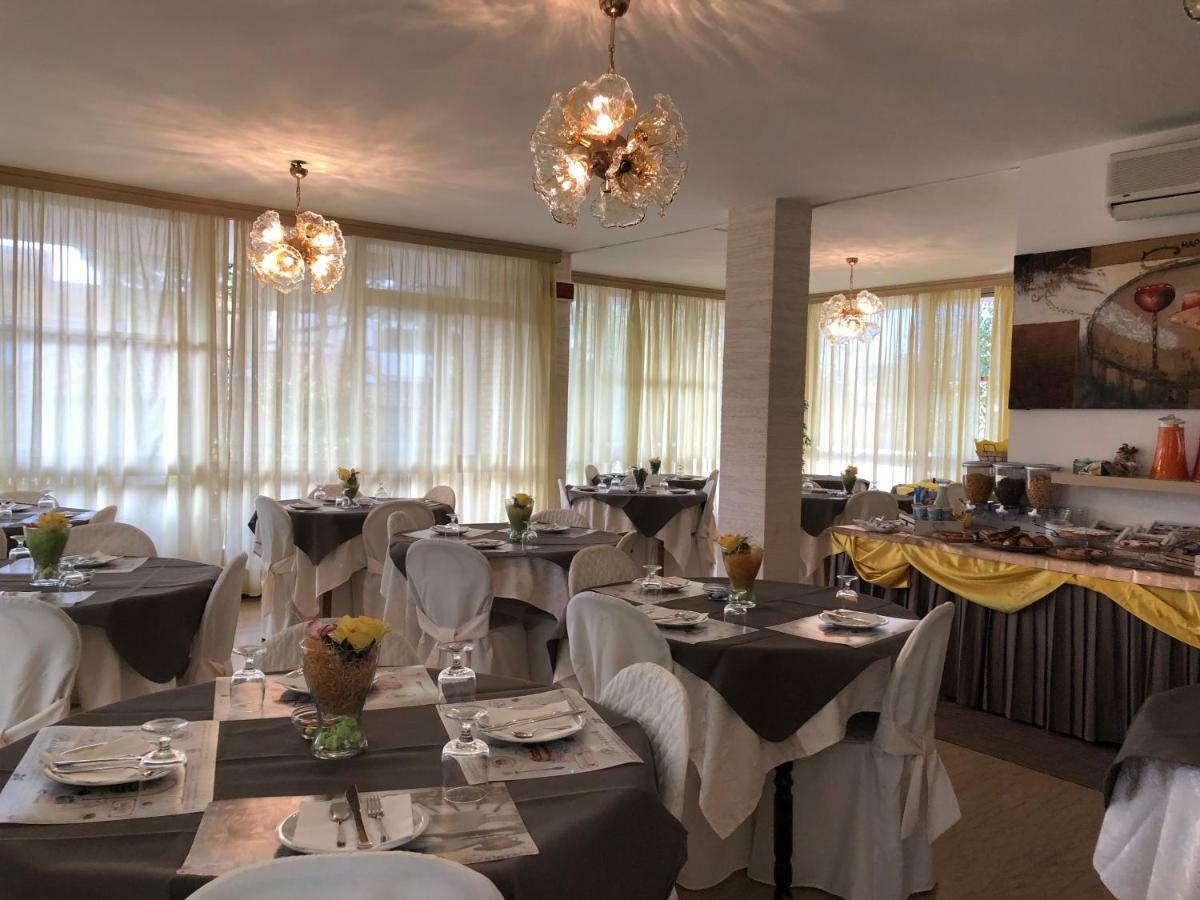 Hotel Fucsia Riccione Exterior photo